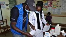 WFP:n työntekijät ja Nairobin suurkaupunkipalveluiden ravitsemutsemusosasto keräävät ravitsemusdataa Nairobin epävirallisten asumusten terveydenhuoltokeskuksista. Kuva: WFP