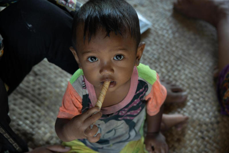 Lapsi syö käyttövalmista terapeuttista ruokaa Siĕm Réabin kaupungissa Kambodžassa. Kuva: WFP/Arete/Cesar Lopez