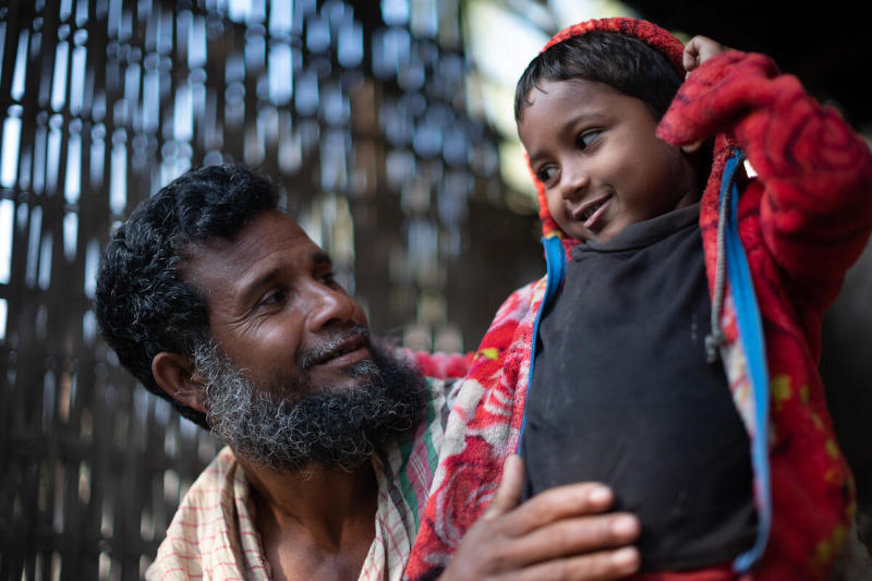 Toslim Uddin ja hänen poikansa, Bangladesh. Kuva: WFP/Mehedi Rahman