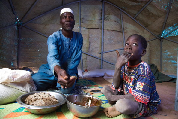  Kuva: WFP/ Marwa Awad, Perhe syömässä ateriaansa Burkina Fasossa.