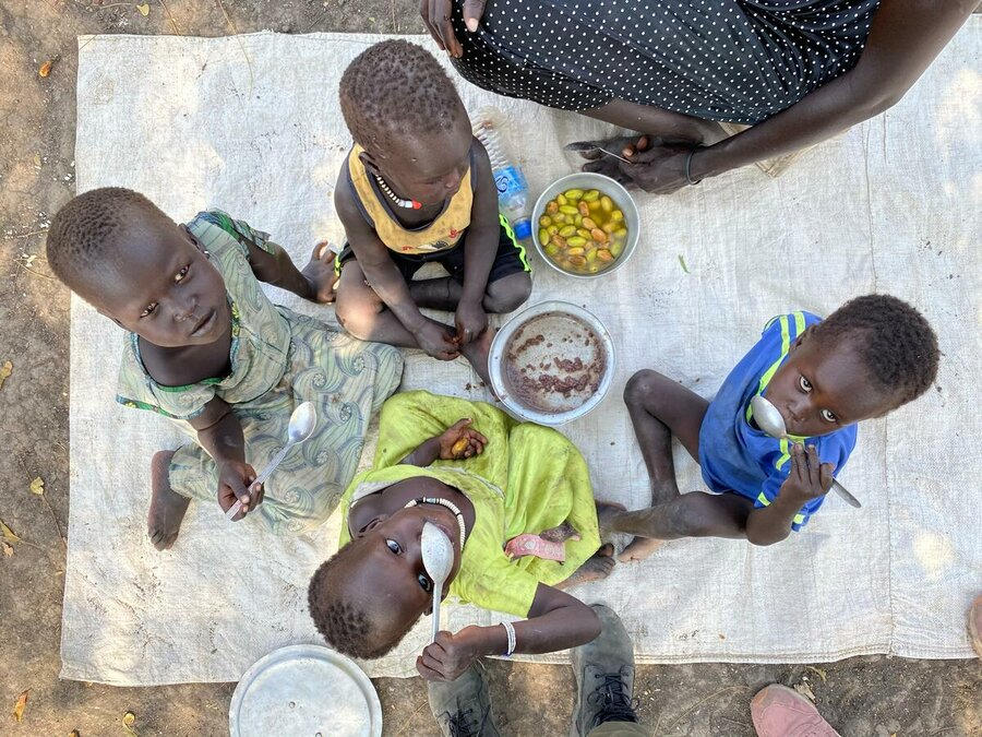 Etelä-Sudan: Jongleissa, itäisen Akobon maakunnassa lapset syövät lounaaksi durraa ja paikallisia hedelmiä — maassa julistettiin nälänhätä viimeksi vuonna 2017. Kuva: WFP/Marwa Awad
