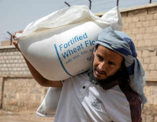 Khalid saa kuukausittain yleistä ruoka-avustusta WFP:ltä. Kuva: WFP/Annabel Symington