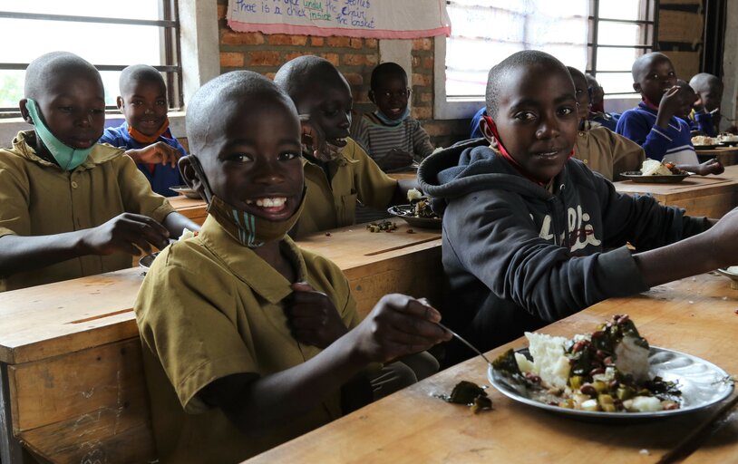 Kasvimaalta lautaselle: kouluruokailu tarjoaa lapsille uusia mahdollisuuksia Ruandassa