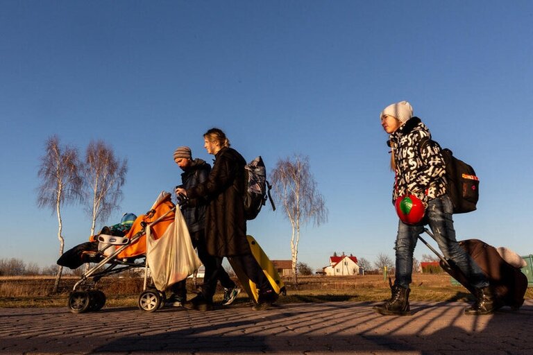 ihmiset kävelevät Puolan rajalle Ukrainasta