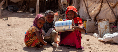 Jemen. Karima, 7, Bagdhad, 4, ja Fatooma, 3, leikkivät WFP:n öljykannulla. Kuva: WFP/Annabel Symington