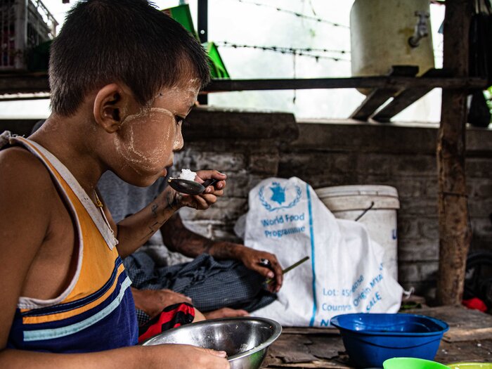 WFP:n ruoka-avustusta saapuu epävirallisiin siirtokuntiin Yangonin kaupungin laitamilla, kun ruokaturvattomuus lisääntyy sotilasvallankaappauksen jälkeen.