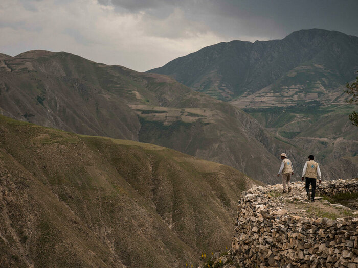 Kaksi WFP:n työntekijää kävelee vuorella