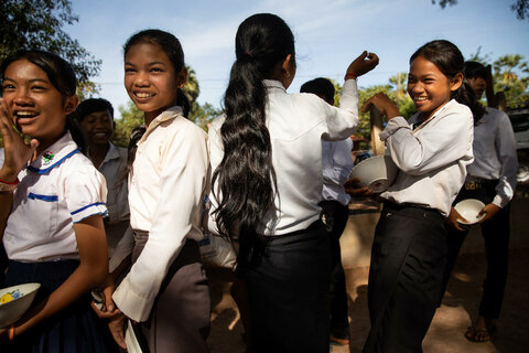 Kuinka koulu-ateriat muuttavat lasten ja yhteisöjen tulevaisuuden Kambodžassa