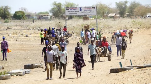 Paossa: Kymmeniä tuhansia ihmisiä pakenee konfliktin koettelemasta Sudanista