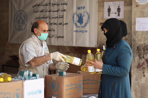 Ruuanjakelupiste Aleppossa, Syyriassa. Kuva: WFP/Khudr Alissar