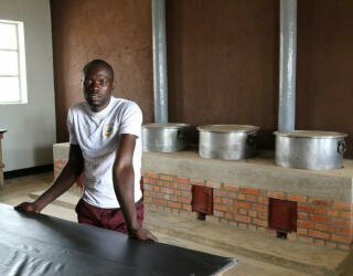 Ruanda. Koulun kokki Felicien Rwatangaro. Kuva: WFP/Daniel Kibsgaard