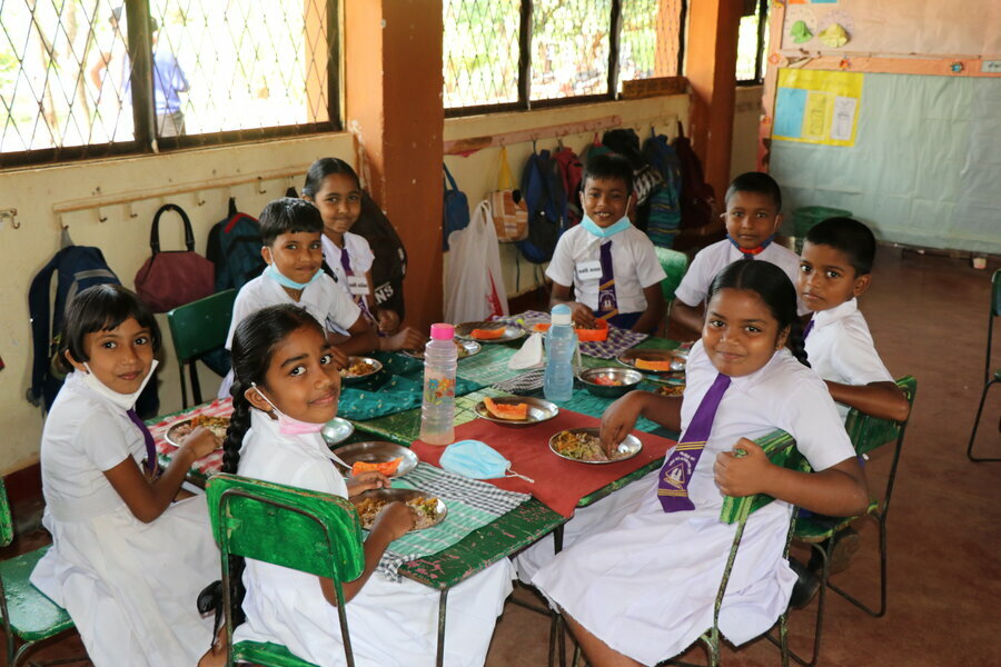 koululaisia syömässä pöydän ääressä