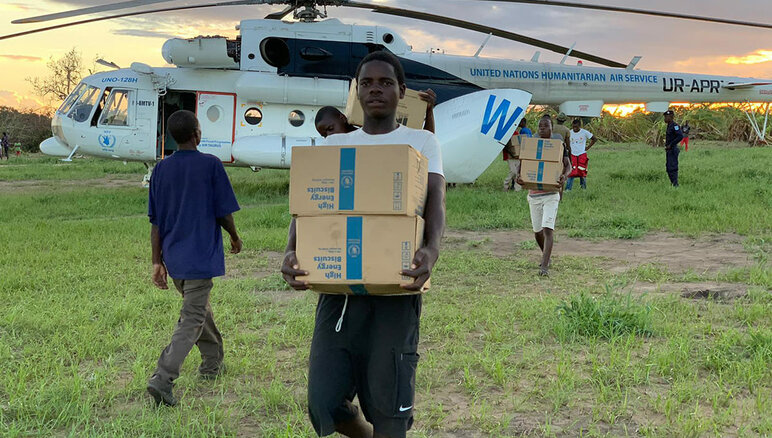 21. maaliskuuta 2019, sykloni Idain iskettyä, WFP:n helikopteri saapuu Guaraguaraan, Mosambikiin, mukanaan runsaasti energiakeksejä. WFP/Deborah Nguyen